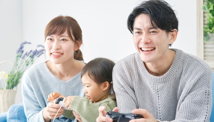 ゲームをする家族
