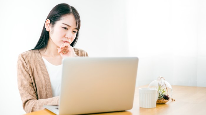 悩む女性
