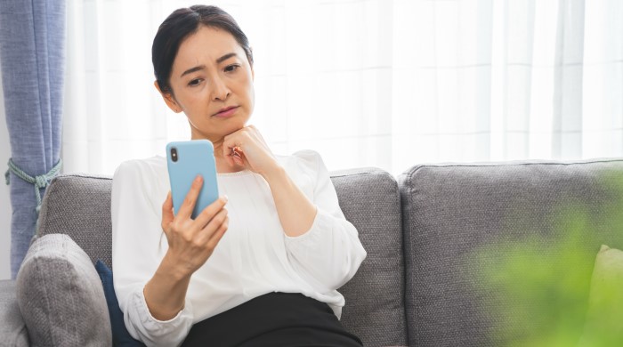 スマホで悩む女性