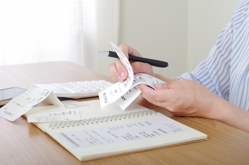 レシートを見ながら家計簿をつける人