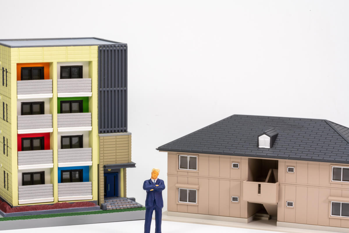 戸建てとマンションで悩む男性