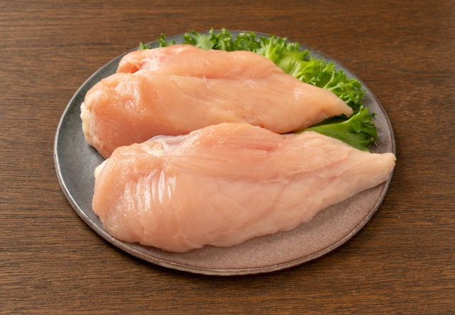 【保存版】鶏むね肉のタンパク質量は？もも肉とささみ肉の栄養価と比較
