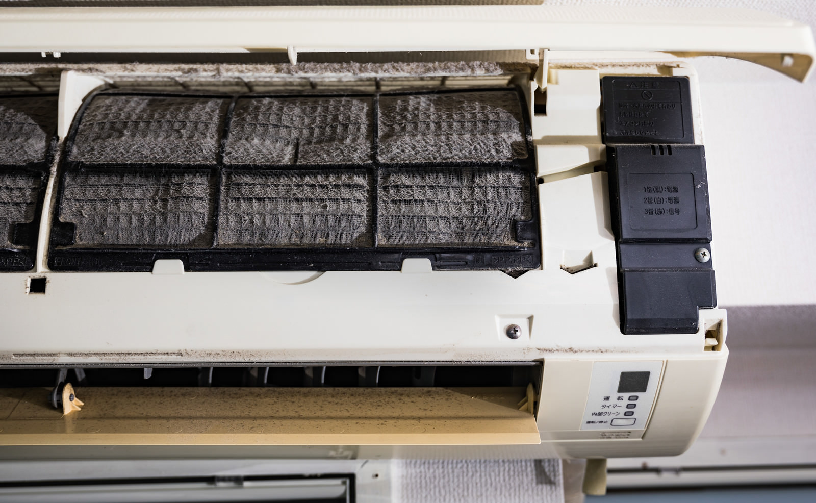 エアコンのドレンパンは自分で掃除できる？掃除頻度や放置するリスクも解説