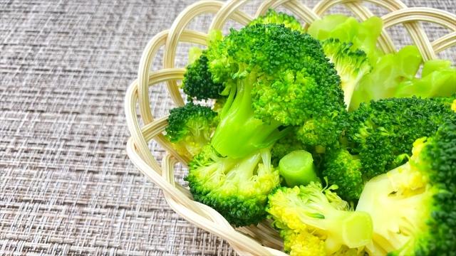 籠に盛られた、茹でたブロッコリーのクローズアップ