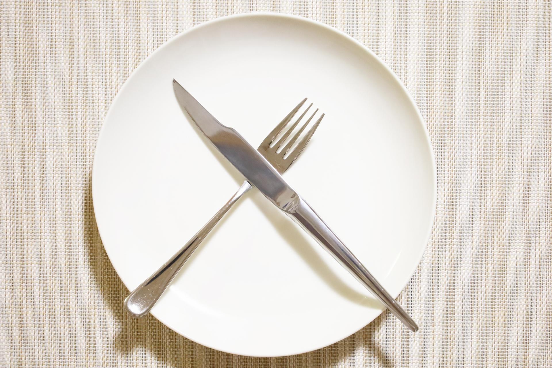 夜ご飯を食べないと痩せる？ダイエット中に夜ご飯を抜くメリットやデメリット、食べながら痩せるコツを紹介