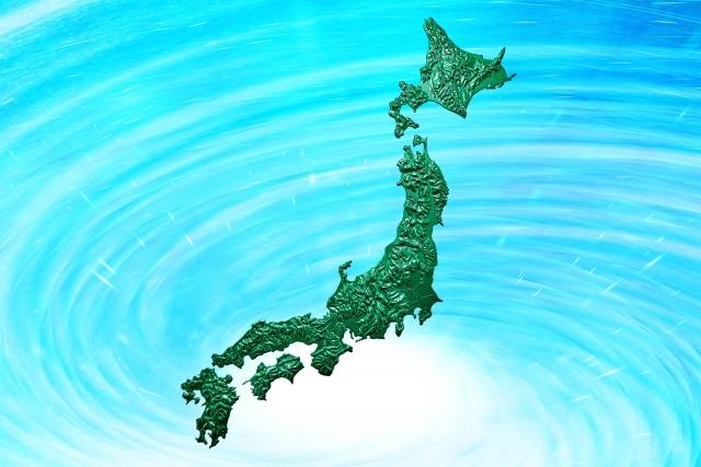 青い渦巻き模様の背景に浮かび上がる、緑色の日本列島の立体的な3D地図模型。