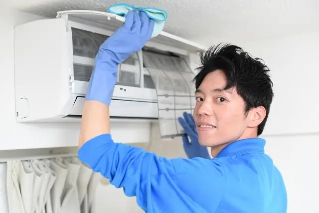 【エアコンのカビ取りマニュアル】自分で掃除する方法と防カビ術を紹介